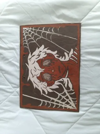 Azulejo decorativo personaje marrón y blanco