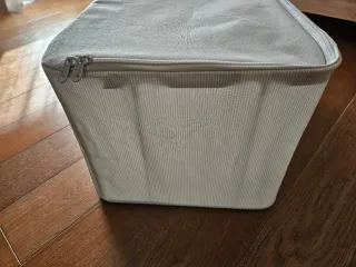 Caja de tela beige y gris