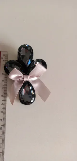 Broche tipo joya negro y rosa
