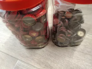 Gran cantidad de chapas cerveza y refrescos