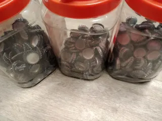 Gran cantidad de chapas cerveza y refrescos