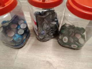 Gran cantidad de chapas cerveza y refrescos