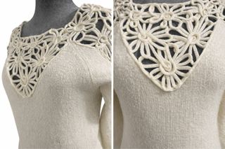 Jersey blanco roto con detalles florales