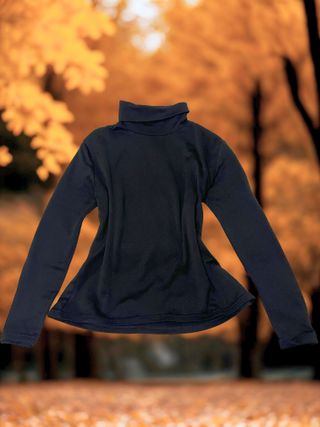 Camiseta negra cuello alto