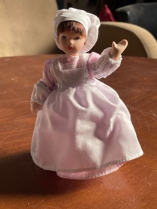 Muñeca de porcelana estilo victoriano