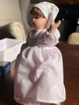 Muñeca de porcelana estilo victoriano