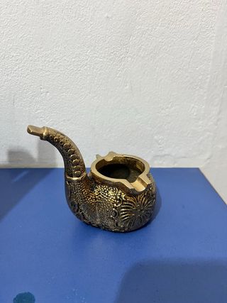 Cenicero dorado con diseño de pipa