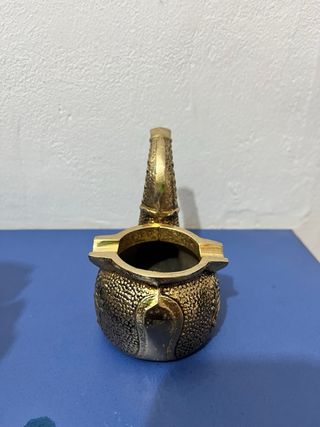 Cenicero dorado con diseño de pipa