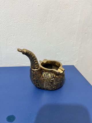 Cenicero dorado con diseño de pipa