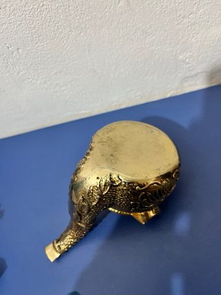 Cenicero dorado con diseño de pipa