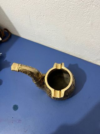 Cenicero dorado con diseño de pipa