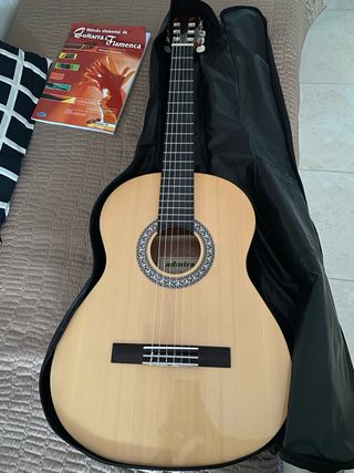 Guitarra flamenca española sin usar