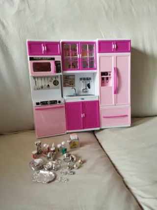 Cocinita de juguete rosa y blanca