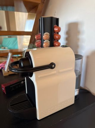 Cafetera Nespresso Blanca + Soporte Cápsulas