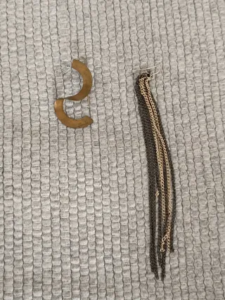 Brincos de corrente e argolas douradas