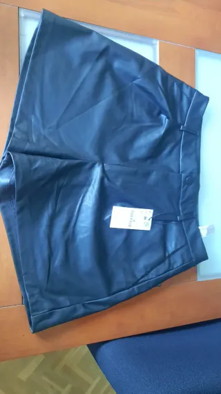 Pantalones cortos efecto piel negros