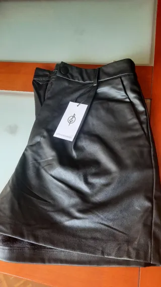 Pantalones cortos efecto piel negros