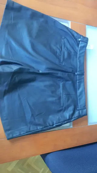 Pantalones cortos efecto piel negros