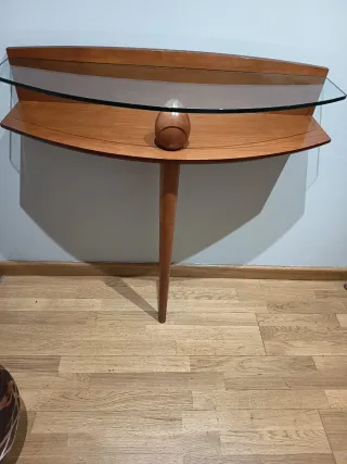 Recibidor de madera y cristal curvo