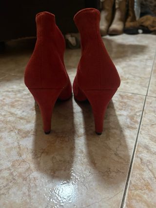 Botines de tacón rojos