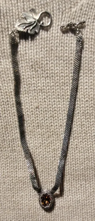 Collar con colgante de elefante y piedra