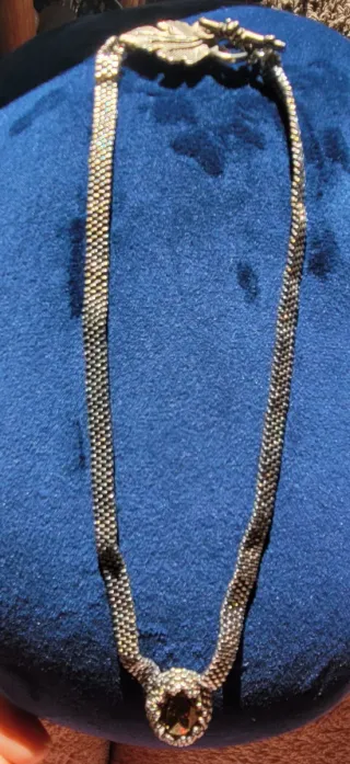 Collar con colgante de elefante y piedra