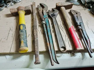 Lote de herramientas: martillo, llaves, etc.