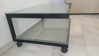 Mesa auxiliar cristal y metal con ruedas.