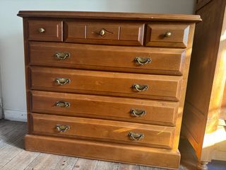 Cómoda de madera marrón