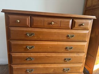 Cómoda de madera marrón