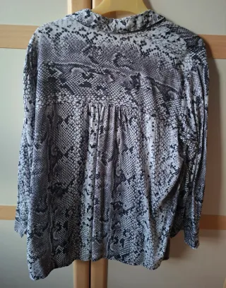 Blusa Stradivarius Estampado Serpiente Talla M