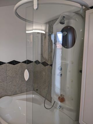 Vasca da bagno con box doccia