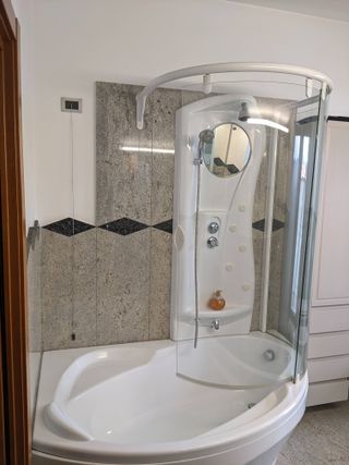 Vasca da bagno con box doccia