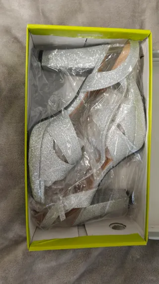 Sandalias tacón plateadas brillo talla 40