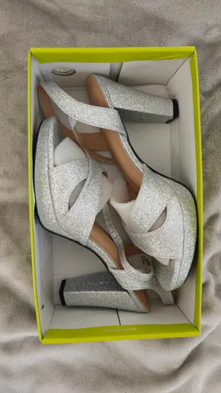 Sandalias tacón plateadas brillo talla 40