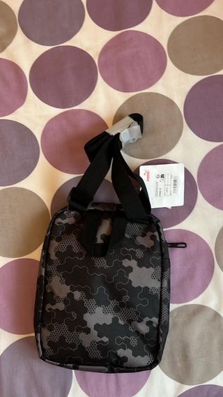 Bolso Puma camuflaje negro y gris