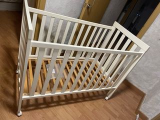 Cuna de madera blanca marca micuna , urge venta .