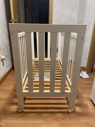 Cuna de madera blanca marca micuna , urge venta .