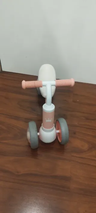 Bici de equilibrio infantil rosa y blanca