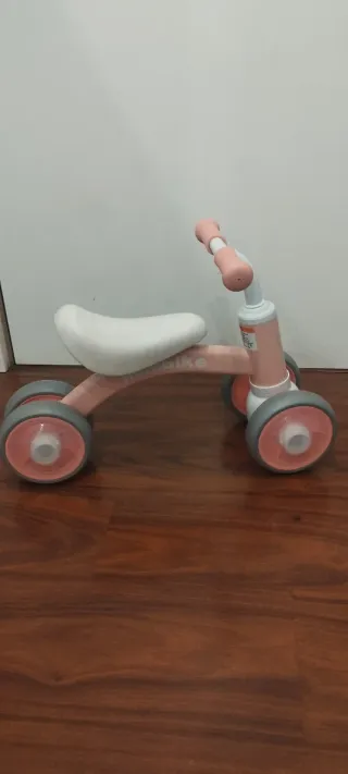 Bici de equilibrio infantil rosa y blanca