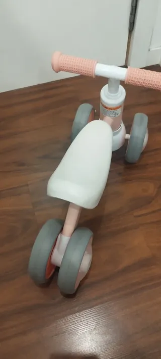 Bici de equilibrio infantil rosa y blanca