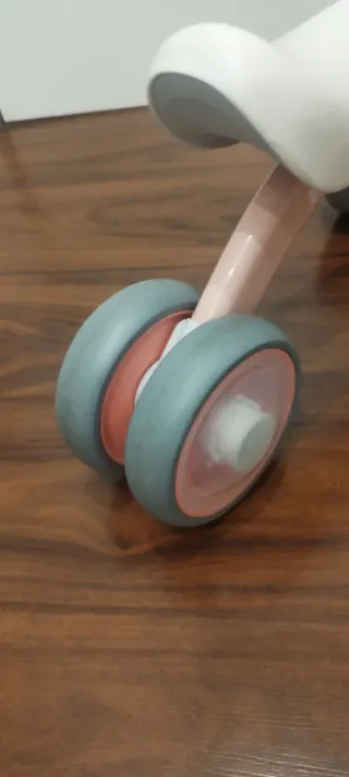 Bici de equilibrio infantil rosa y blanca