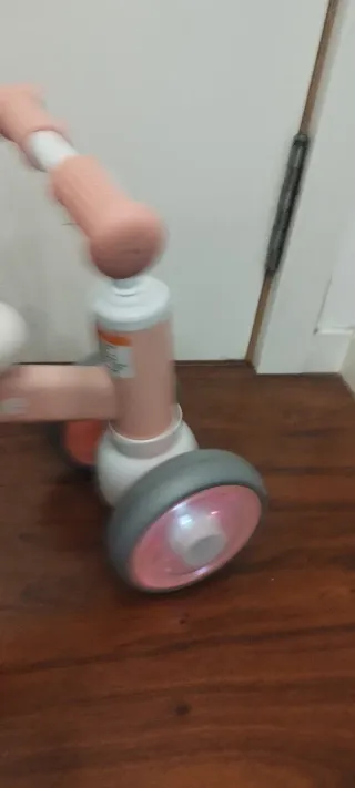 Bici de equilibrio infantil rosa y blanca