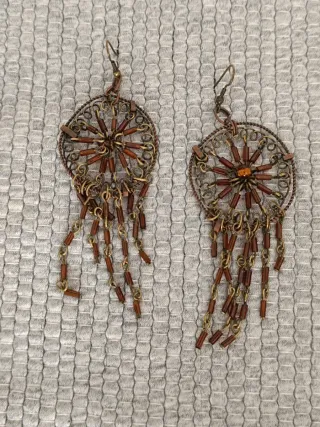 Brincos de metal com contas