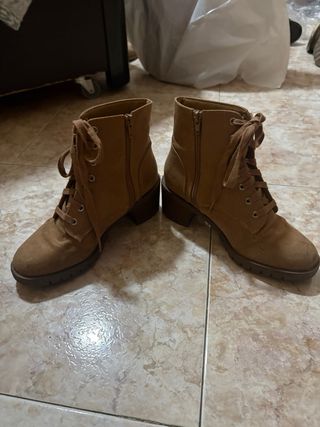 Botas marrones con cordones