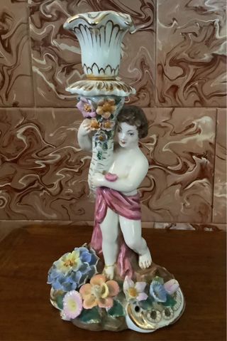 Lampara de porcelana con querubín.
