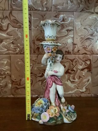 Lampara de porcelana con querubín.