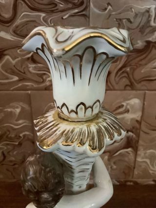 Lampara de porcelana con querubín.