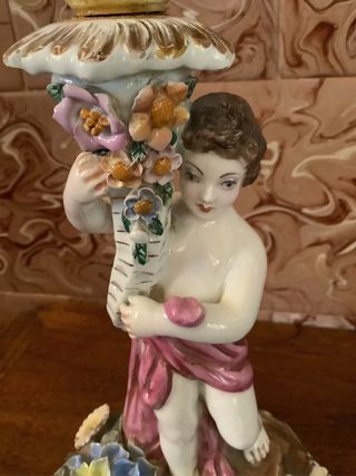 Lampara de porcelana con querubín.