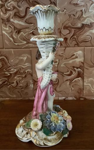 Lampara de porcelana con querubín.